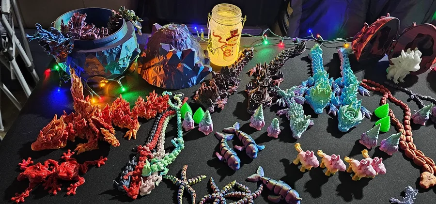 Colorful 3D printed dragons on Kanaa’s market table